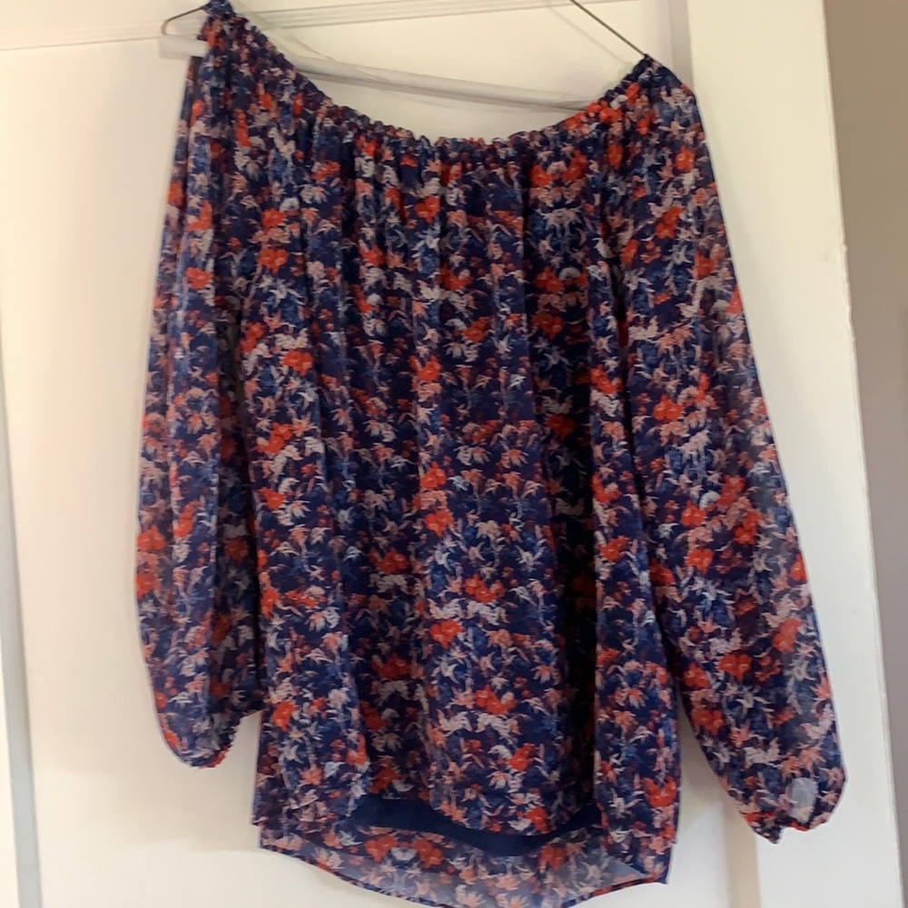 Cute floral blouse with peek a boos arms.